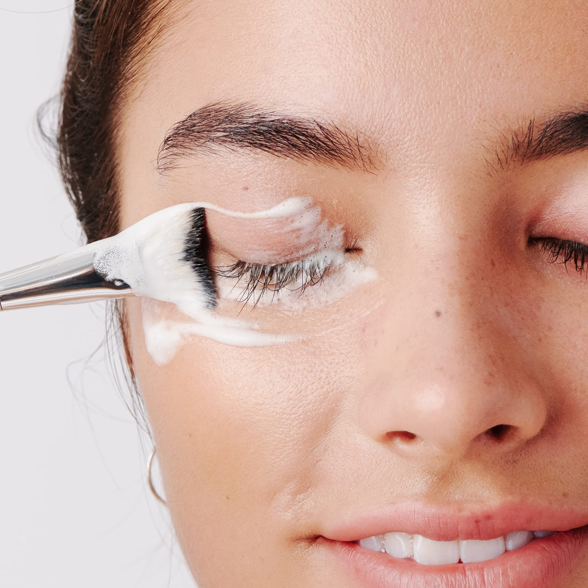 Borboleta Lash Bath Gel Cleanser in use on damp lashes for a gentle, hydrating cleanse