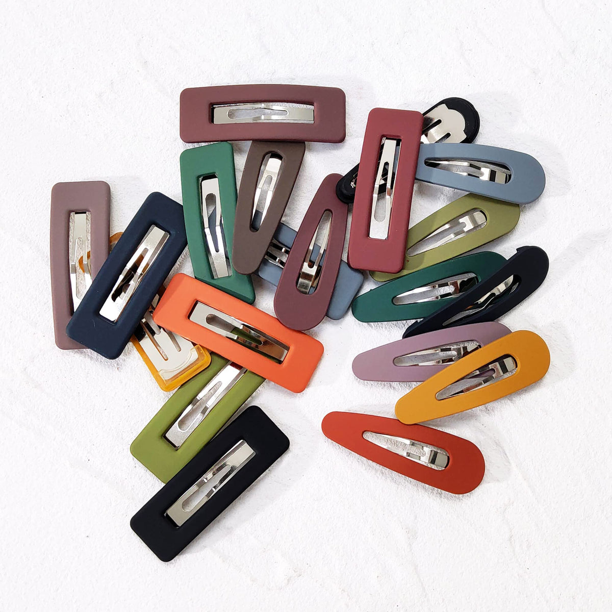 B.PHNE comfortable resin clips stay secure during daily activities.