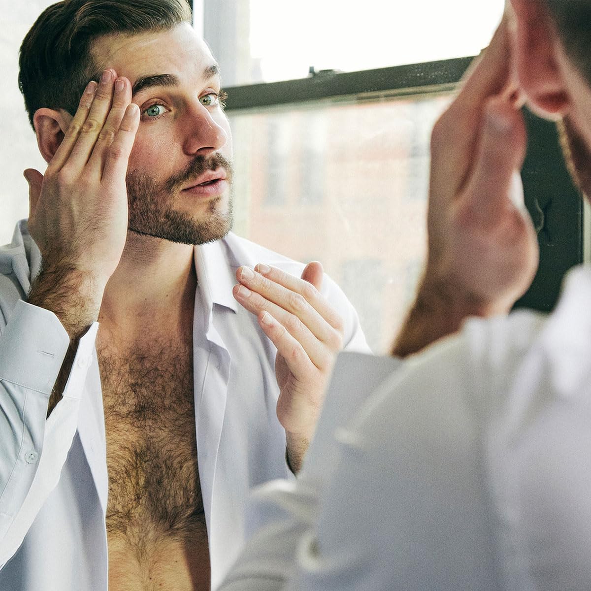 Brickell Men's ingredients visual highlights vitamin C, green tea, and hyaluronic acid.