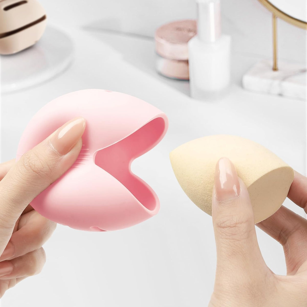 BSJIASHIWEI travel brush case compartments help separate brushes and sponges for easy packing.