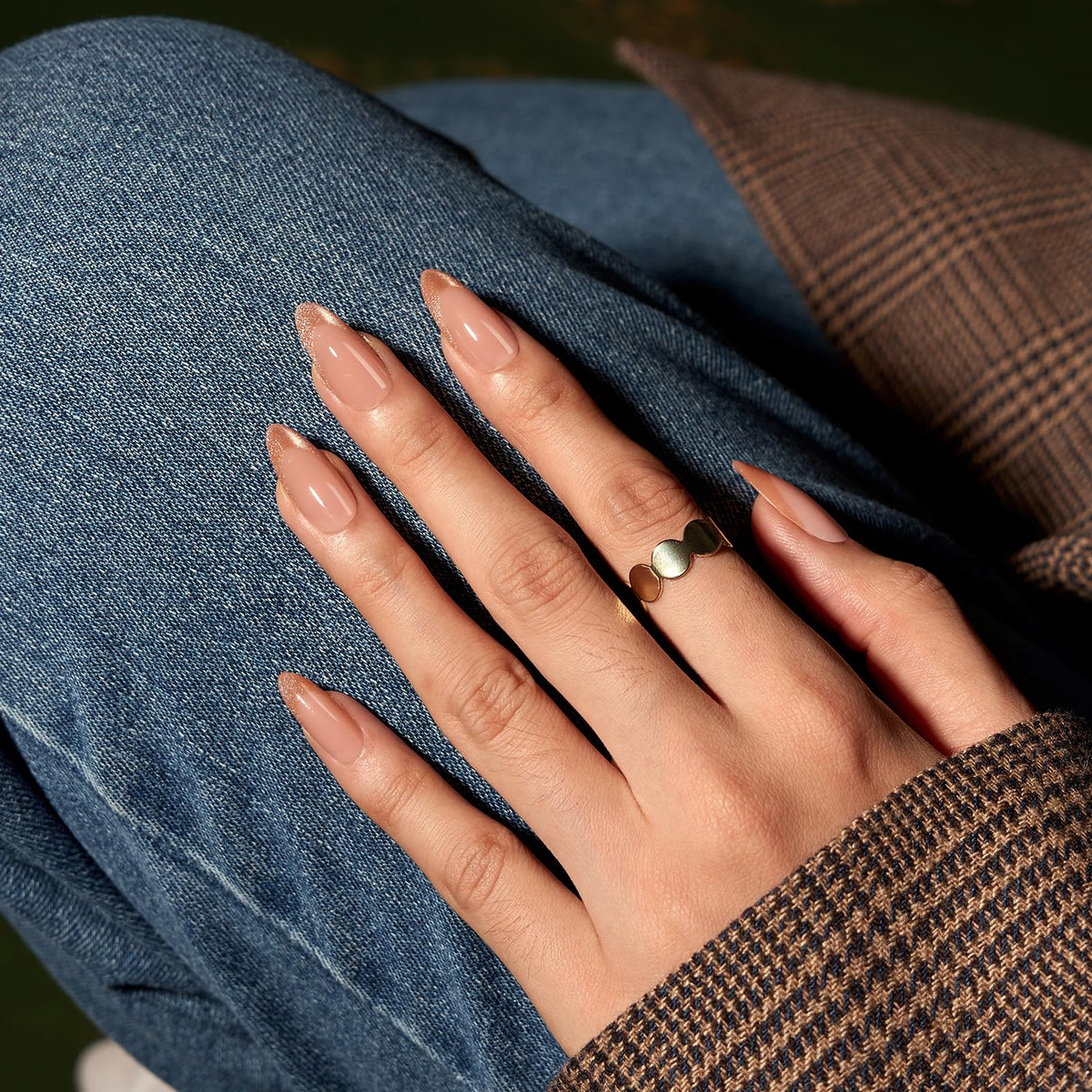 BTArtbox 28-day stay-power nails demonstrated with gel glue for lasting wear.