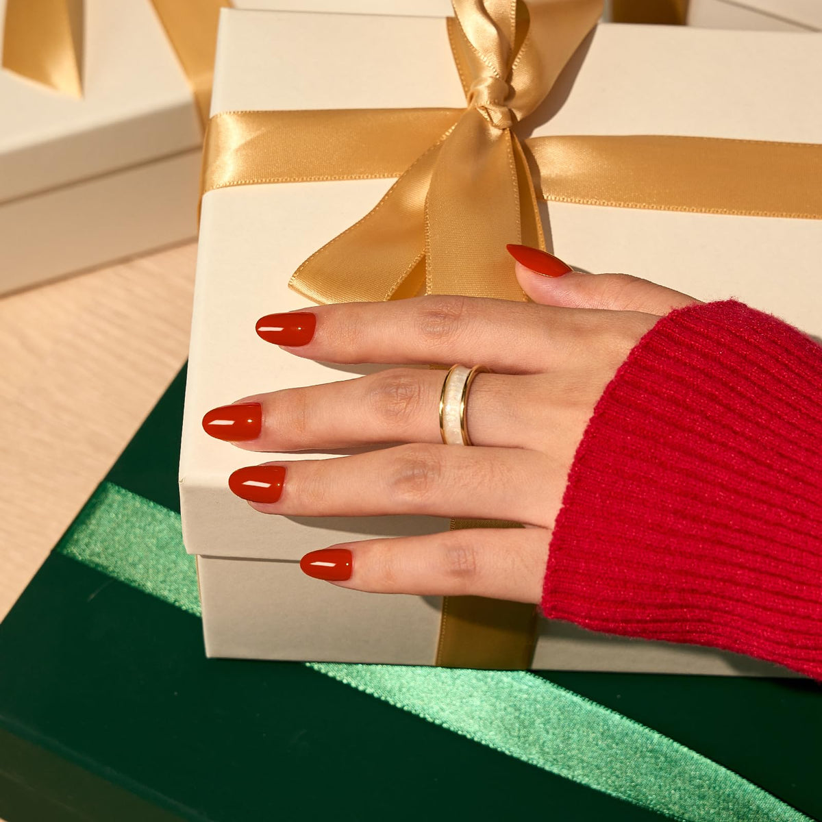 BTArtbox red short nails come with 16 sizes for a precise manicure fit.