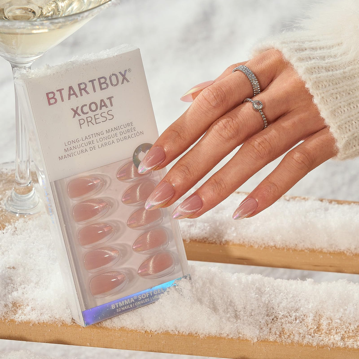BTArtbox almond short nails in 16 sizes for a comfortable fit.