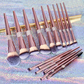 Bueart Design highlighter brush close-up for radiant glow