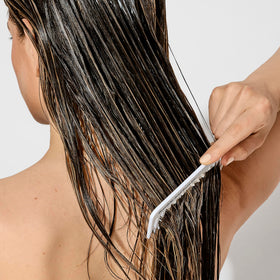 Bumble and bumble Bond-Building Hair Repair Conditioner texture demonstrates detangling effect.