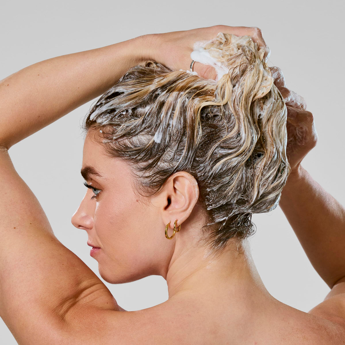 Bumble and bumble lather on hair demonstrates detangling without heaviness