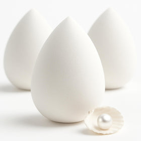 Bumfuzz Pearl Beauty Sponge for smooth-application and even coverage.
