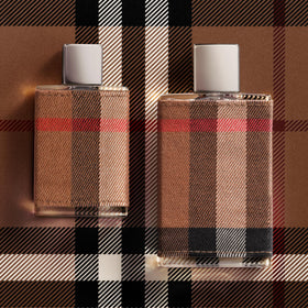 Spray bottle design of Burberry London enables easy daily application.