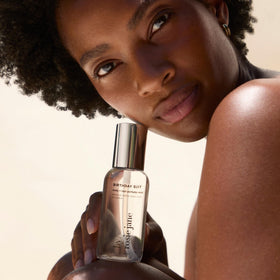 Amber and skin musk base note detail on the bottle label