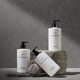 Bal D'Afrique shampoo foam close-up demonstrates gentle cleansing with shea butter.