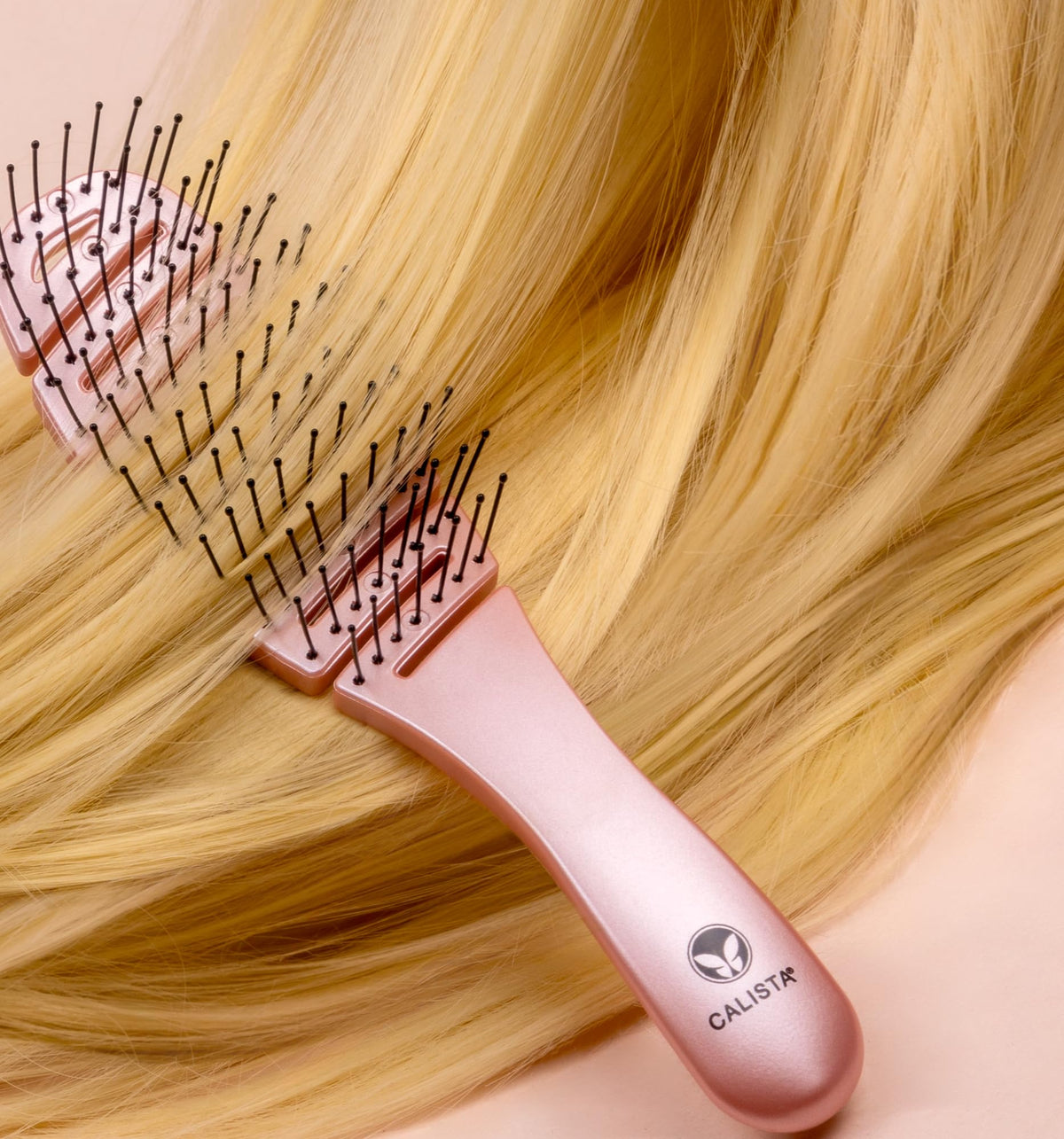 Calista Smoothie Brush dry-use application for smoothing and shine distribution