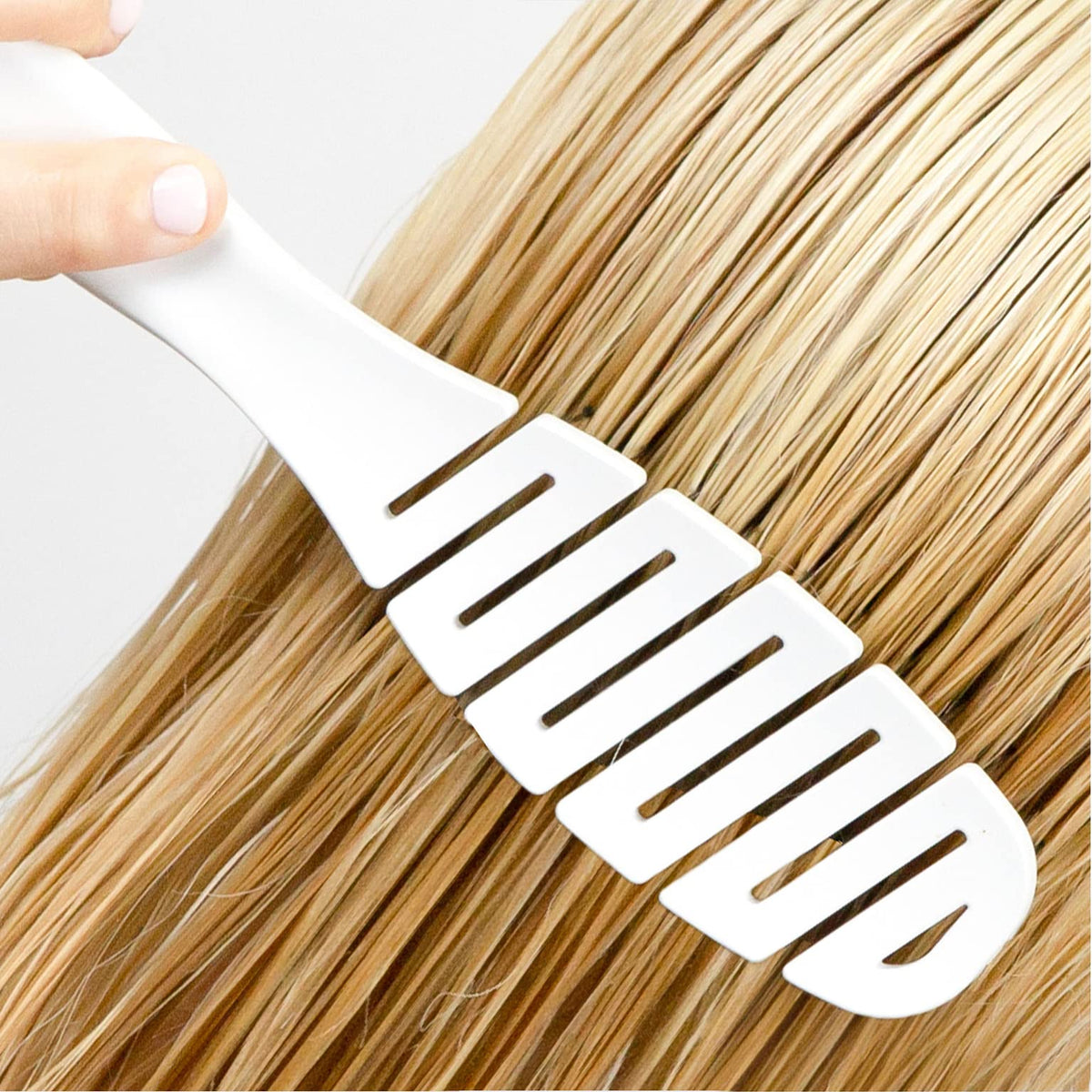 Calista Smoothie Brush flexible-frame design supports scalp comfort during brushing