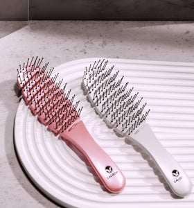 Calista Smoothie Brush wet-use scenario showing tangle-free detangling