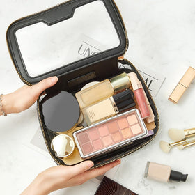 Camdeez Rownyeon black travel bag adds a premium look while remaining portable.
