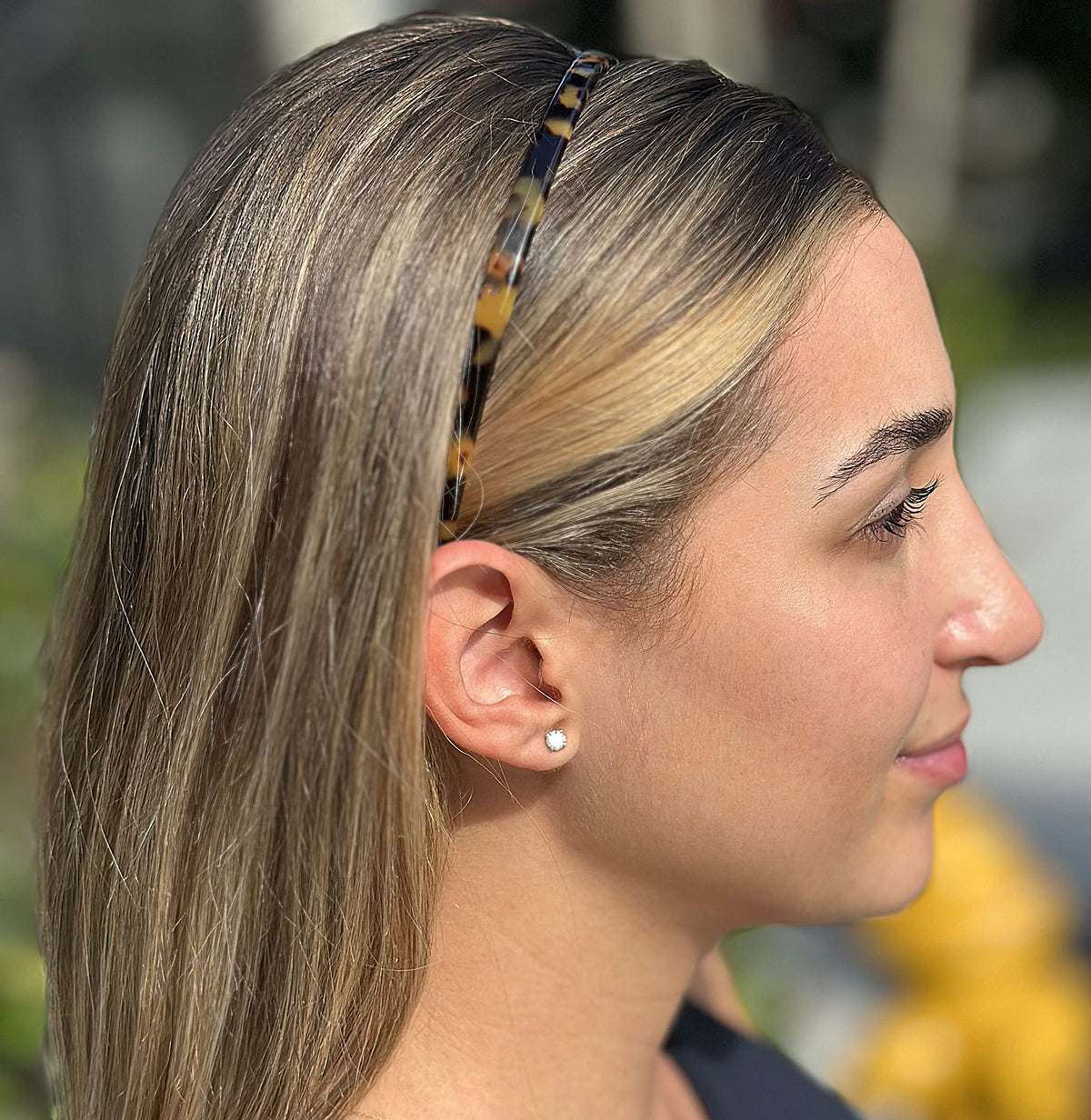 CP3469 headband demonstrates strong hold for sleek or voluminous styles.