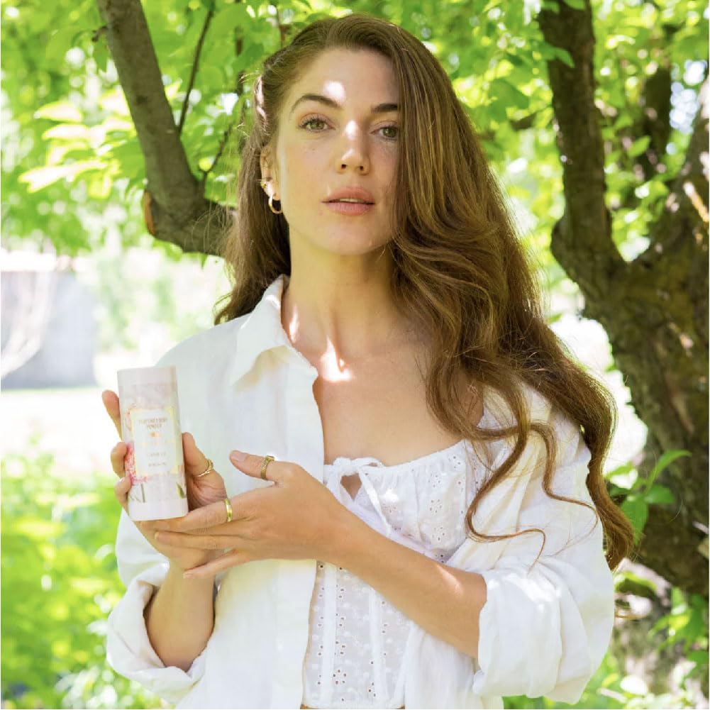 Camille Beckman powder refreshing in hot weather and shoes