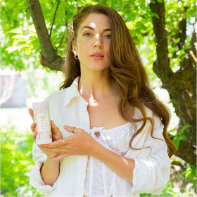 Camille Beckman powder refreshing in hot weather and shoes