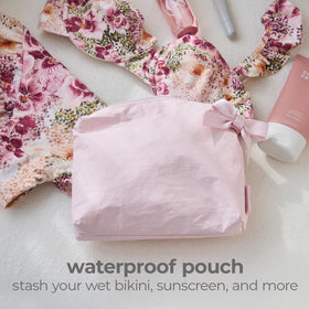 Case-Mate waterproof pouch close-up shows sealed zipper and wet-dry separation.
