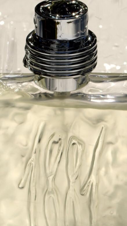 Cerruti 1881 box presentation conveys an upscale, gift-ready look.