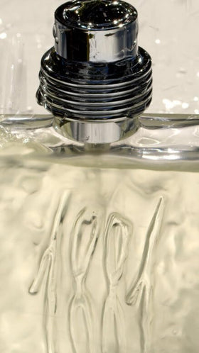 Cerruti 1881 box presentation conveys an upscale, gift-ready look.