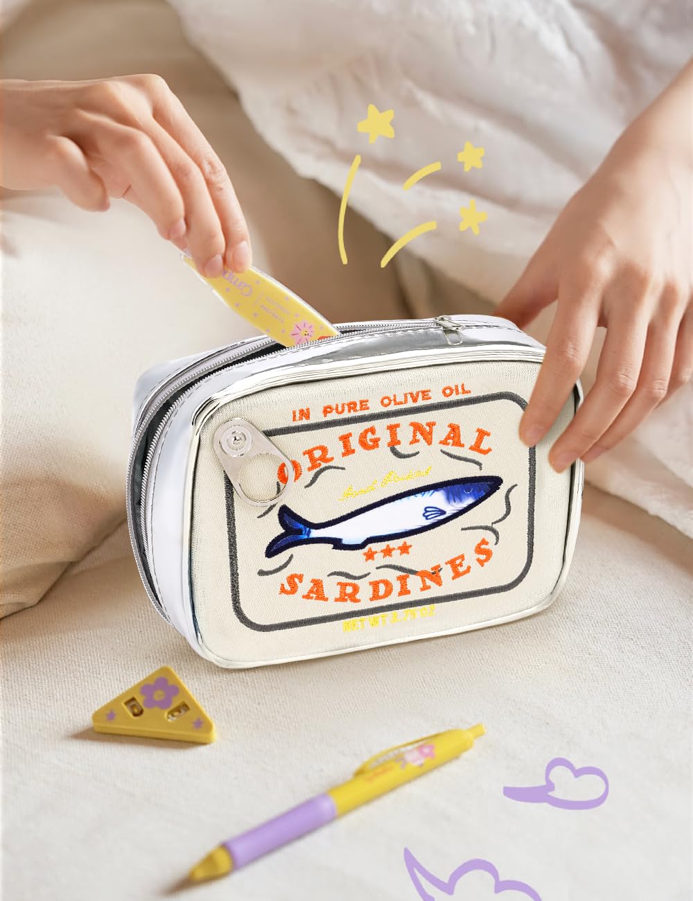 Cessfle cat-fish canned bag embroidery highlights durable travel makeup.