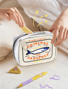 Cessfle cat-fish canned bag embroidery highlights durable travel makeup.