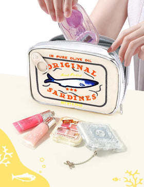 Cessfle versatile pouch suitable for snacks, cards, or small jewelry.