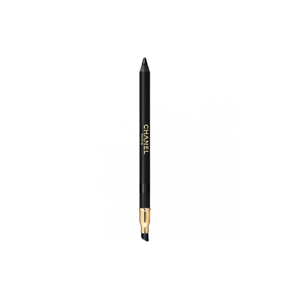 Chanel Le Crayon Yeux 01 Noir eyeliner portrait shows precise matte line