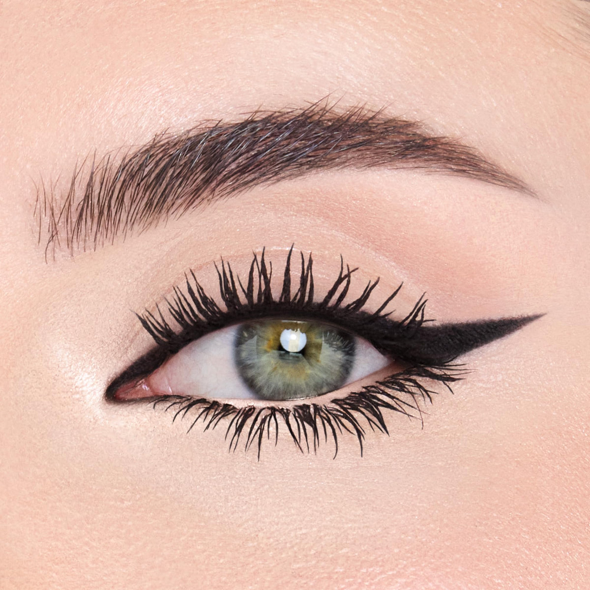 Smooth gel-like glide supports buildable, precise application for day-to-night looks.