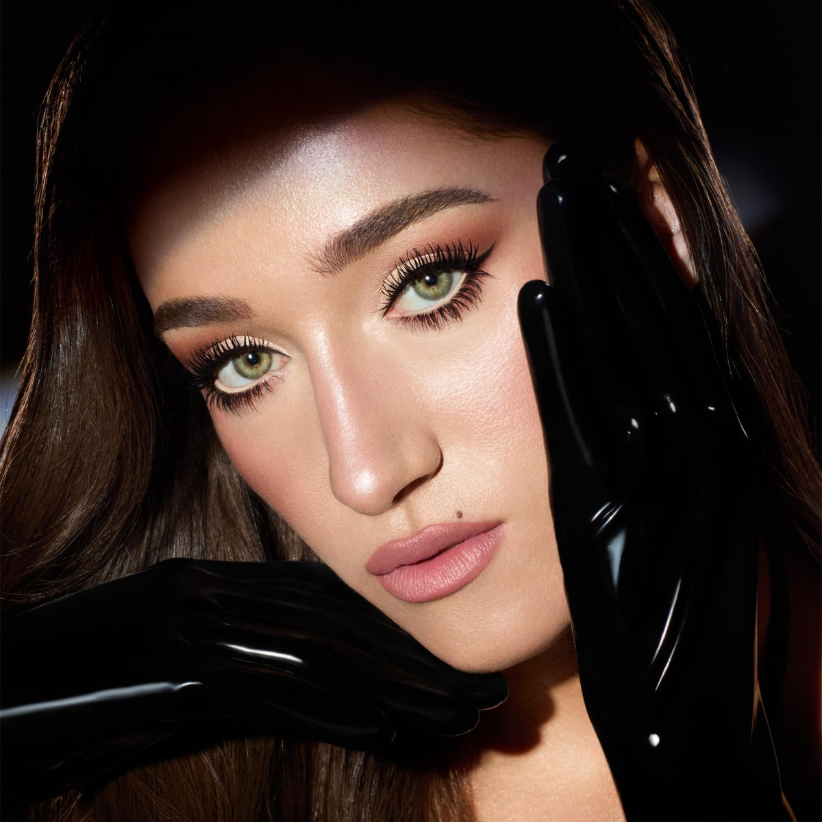 Exagger-Eyes dual-ended design enables upper lash line definition and waterline brightness.