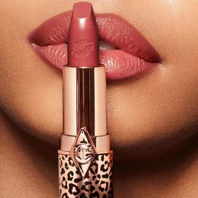 Charlotte Tilbury Hot Lips 2.0 Glowing Jen application demonstrates precise brush free wear