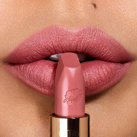Close-up of Charlotte Tilbury Hot Lips Kidman's Kiss application shows precise, long-wearing color