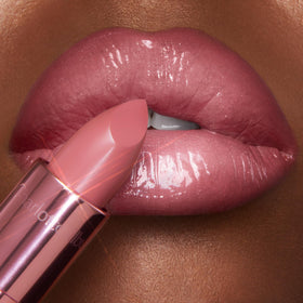 Close-up lips wearing Candy Chic with defined edges