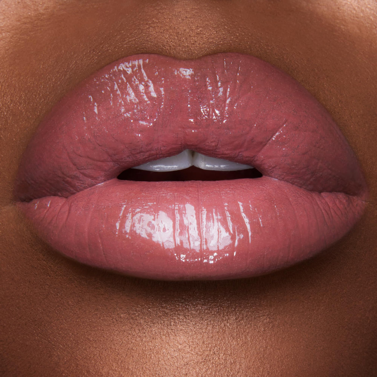 Lipsoftening ingredients in Kissin lipstick provide comfortable wear.