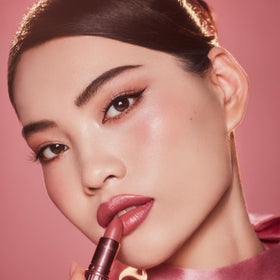 Packaging detail of Charlotte Tilbury Kissin lipstick in Rose to Fame.