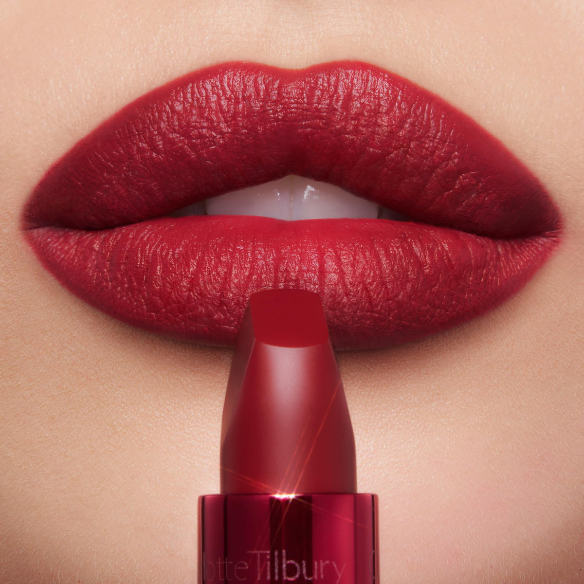 3D glow pigments give a luminous, wearable matte finish on lips.