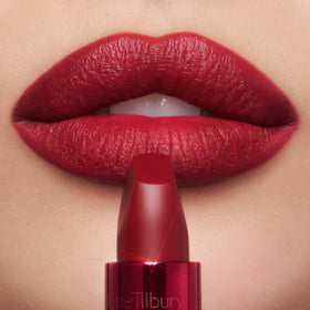 3D glow pigments give a luminous, wearable matte finish on lips.