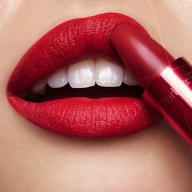 Angled square tip enables precise, even lip definition.