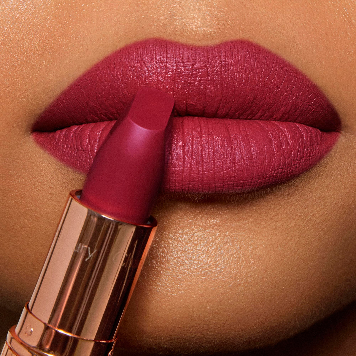 Angled square tip supports precise, defined color with easy lip line.