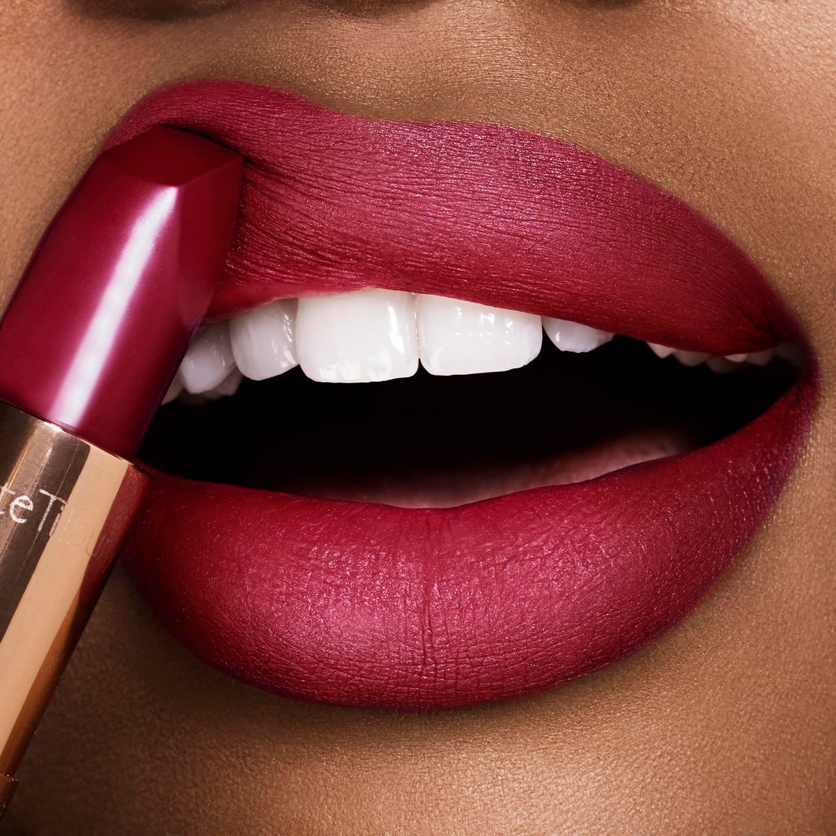 Long-wearing, buildable color suitable for day-to-night looks.