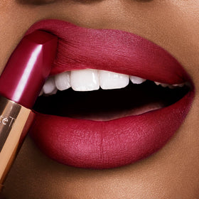 Long-wearing, buildable color suitable for day-to-night looks.