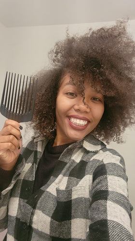 Chicago Comb Model 12 anti-static carbon fiber keeps styling frizz-free