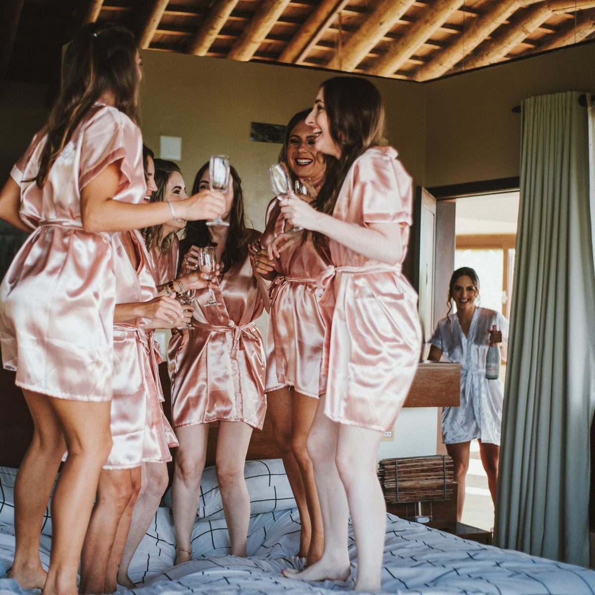 Ciulaiy bridesmaid party props enhance wedding photo sessions.