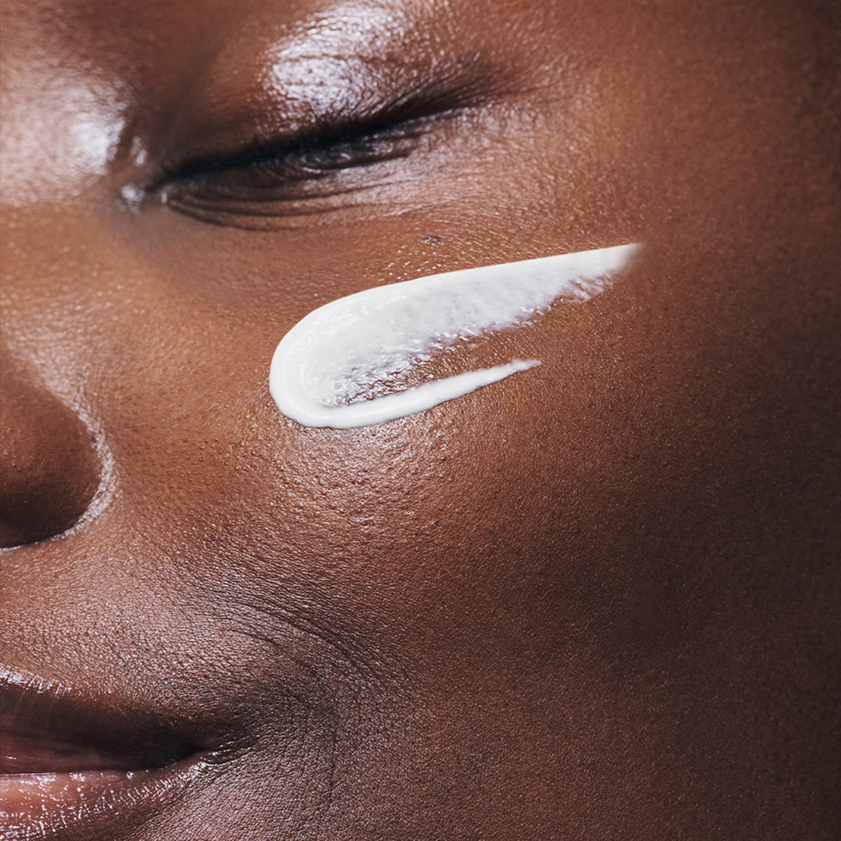 Clarins Aloe Vera hydration boosts comfort during sun exposure.