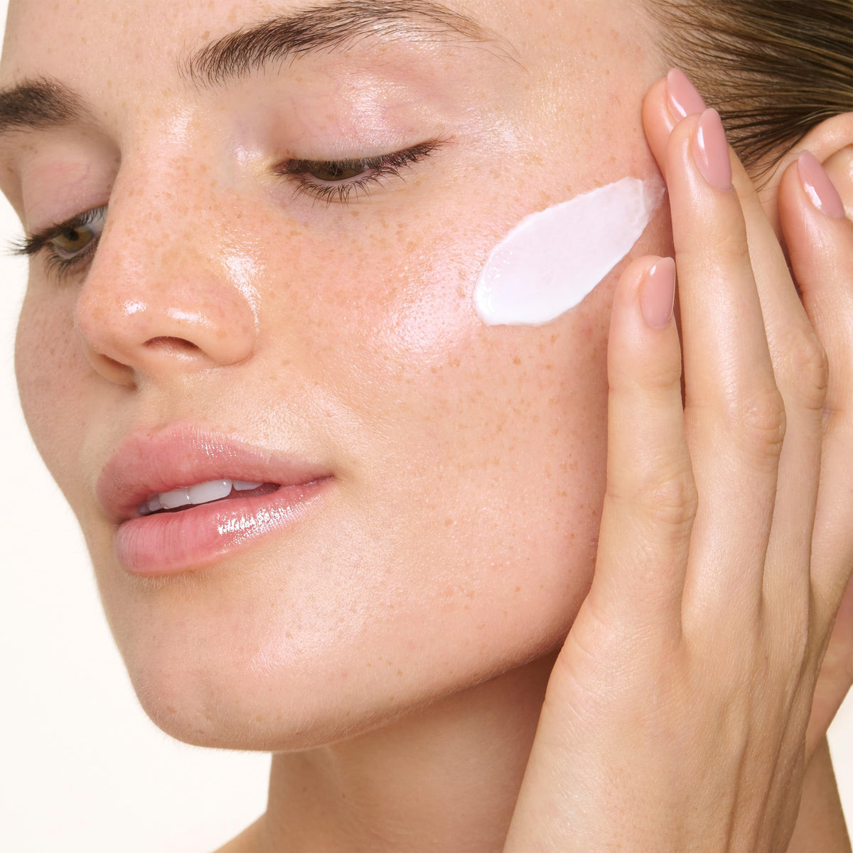 Clarins shea butter ingredient label signaling rich moisture and comfort for dry skin.
