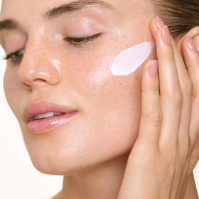 Clarins shea butter ingredient label signaling rich moisture and comfort for dry skin.