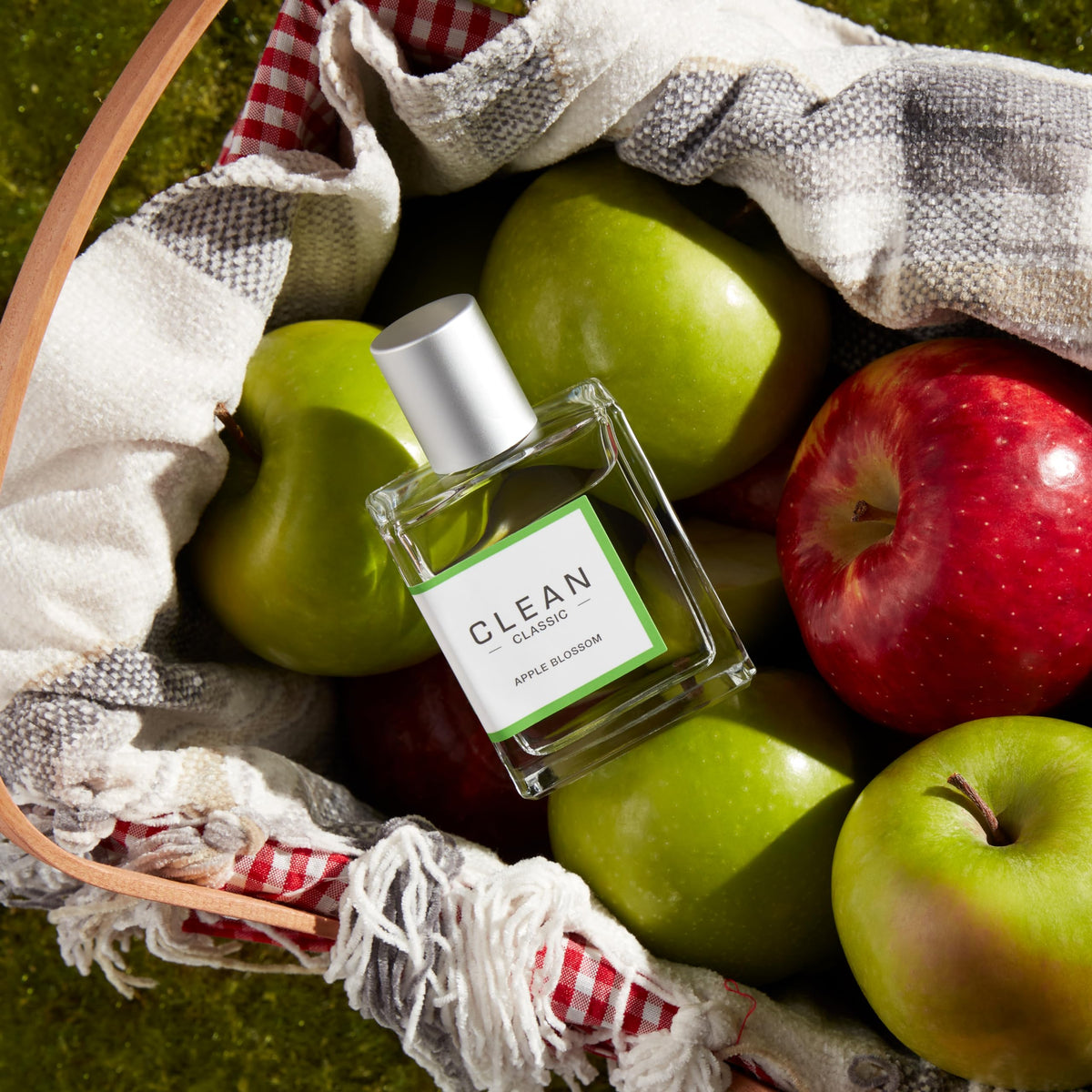 CLEAN CLASSIC Apple Blossom grapefruit-note focus delivering lively top notes
