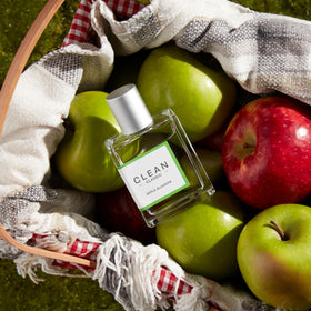 CLEAN CLASSIC Apple Blossom grapefruit-note focus delivering lively top notes