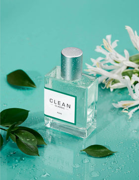 CLEAN CLASSIC Rain base-notes-musks-woods provide lasting warmth and sophistication.