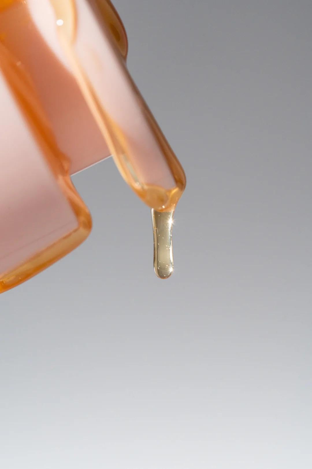 Click Hair Honey Serum seals split ends for smoother lengths.